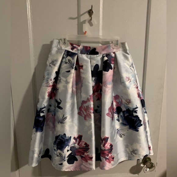 Floral mid length skirt - Picture 2 of 3